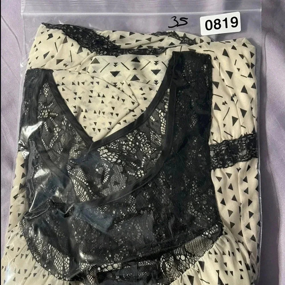 MISS Me Couture flowy dress with flutter sleeves and lace details - Picture 12 of 12